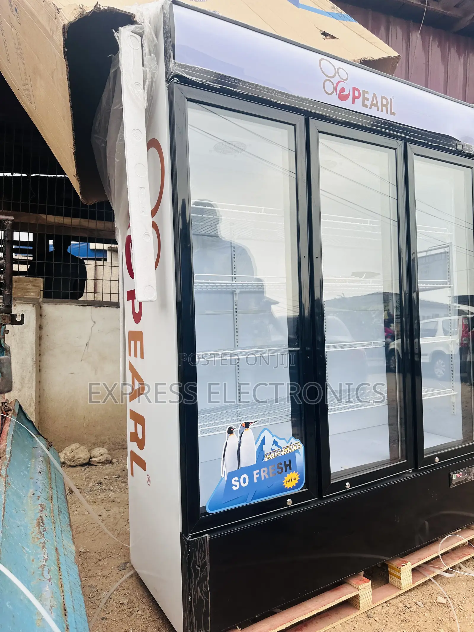 Three Doors Display Fridge Pearl PVC-150.