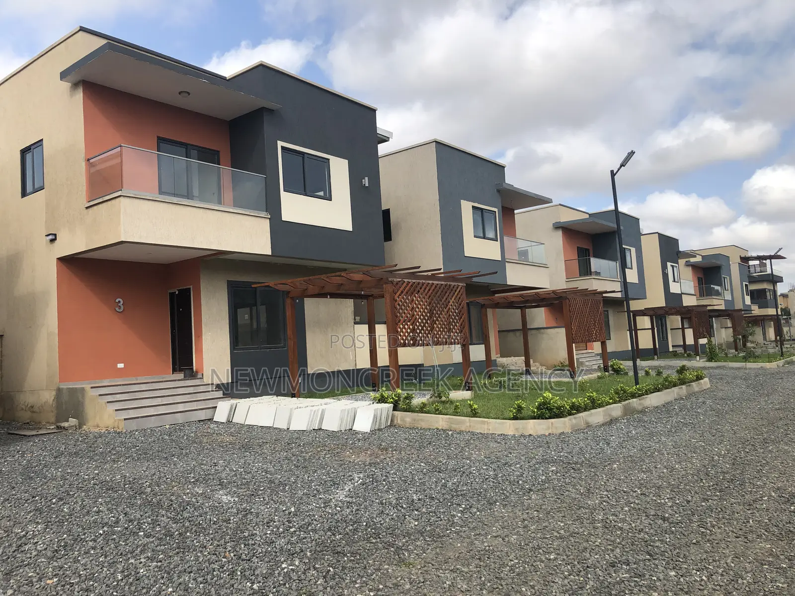 4bdrm Duplex in Oyarifa Road, Accra Metropolitan for sale