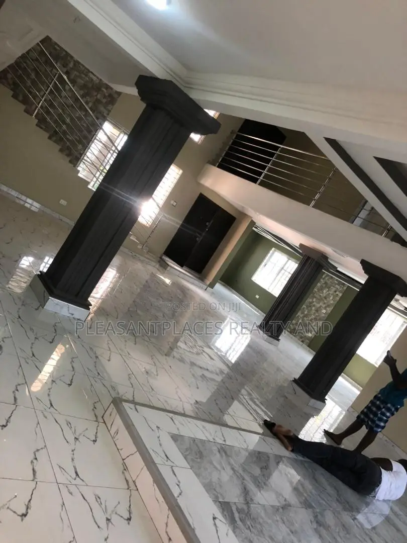 5bdrm Duplex in Pleasantplaces, Accra Metropolitan for sale
