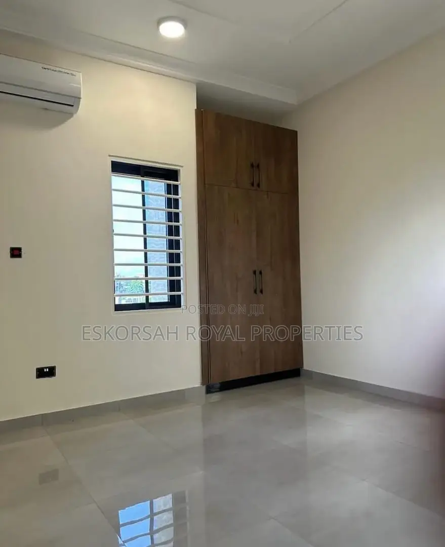 4bdrm House in Lakeside, Ashaley Botwe for sale