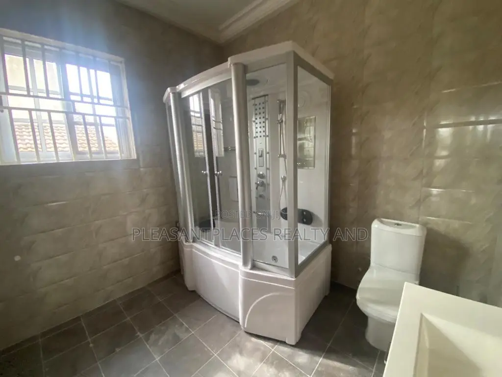 4bdrm Duplex in Pleasantplaces, East Legon for rent