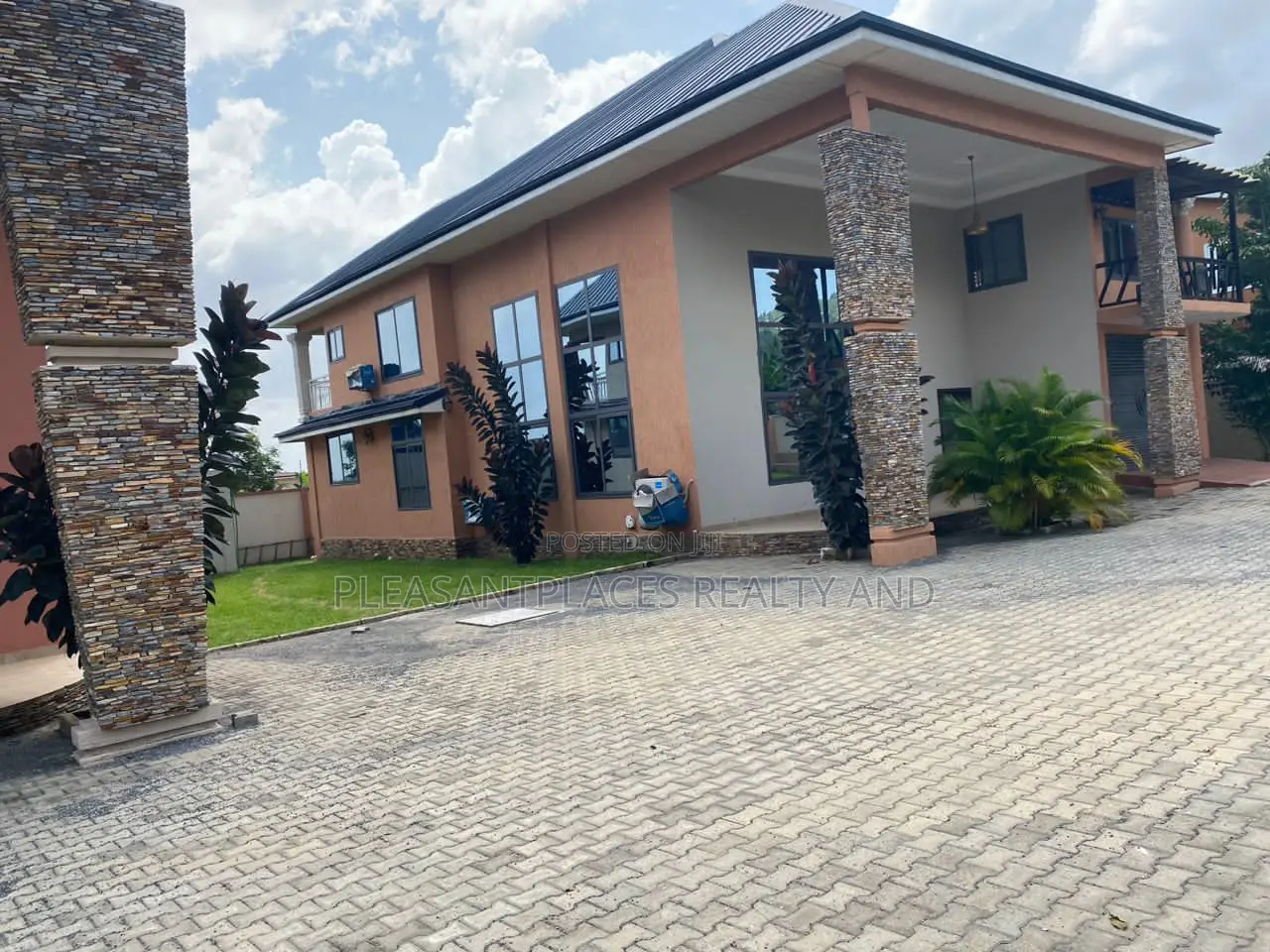 4bdrm Duplex in Pleasantplaces, Accra Metropolitan for sale