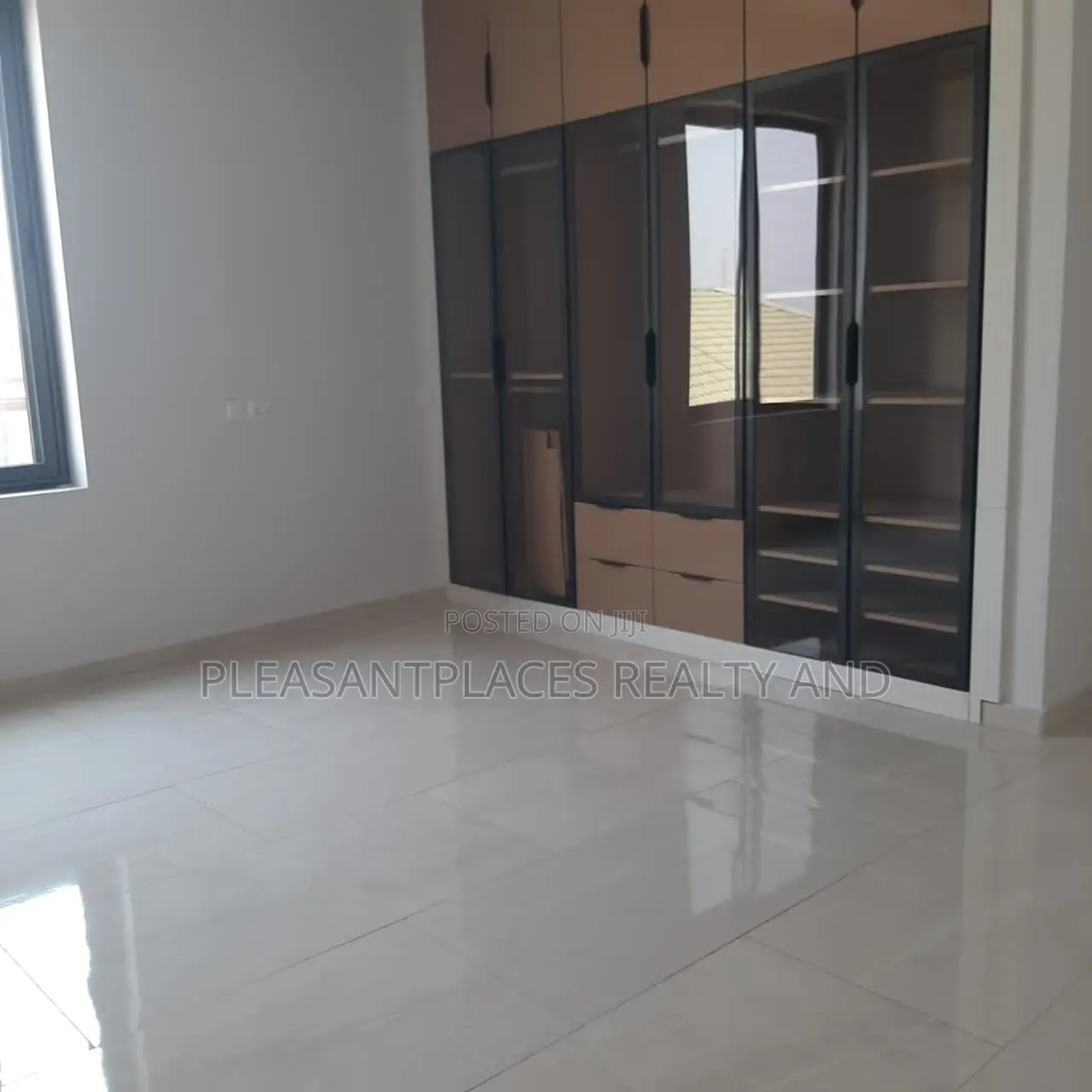 4bdrm Duplex in Pleasantplaces, East Legon for sale