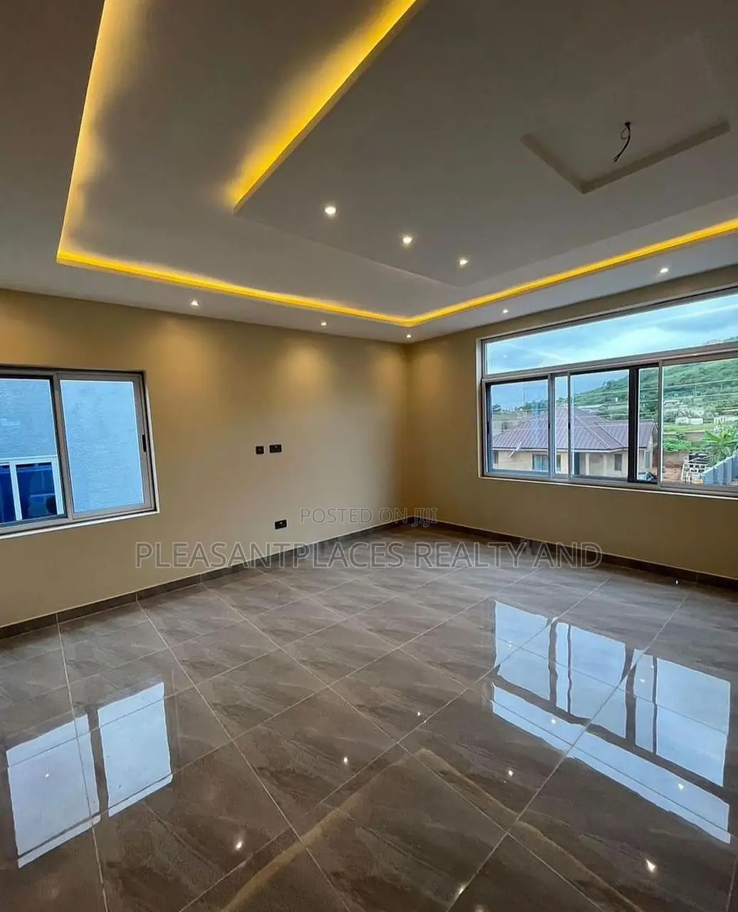 4bdrm Duplex in Pleasantplaces, Oyarifa for rent