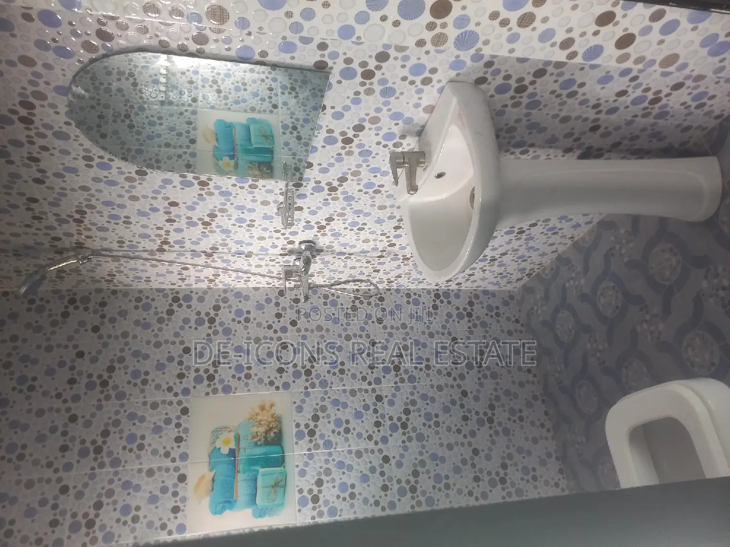 1bdrm Duplex in De-Icons Real Estate, Awutu Senya East Municipal
