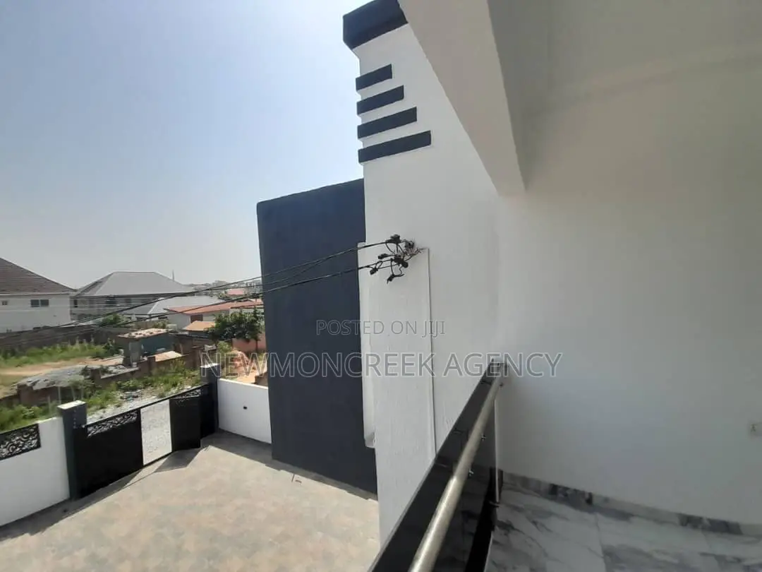 5bdrm Duplex in Lakeside Estates, Accra Metropolitan for sale