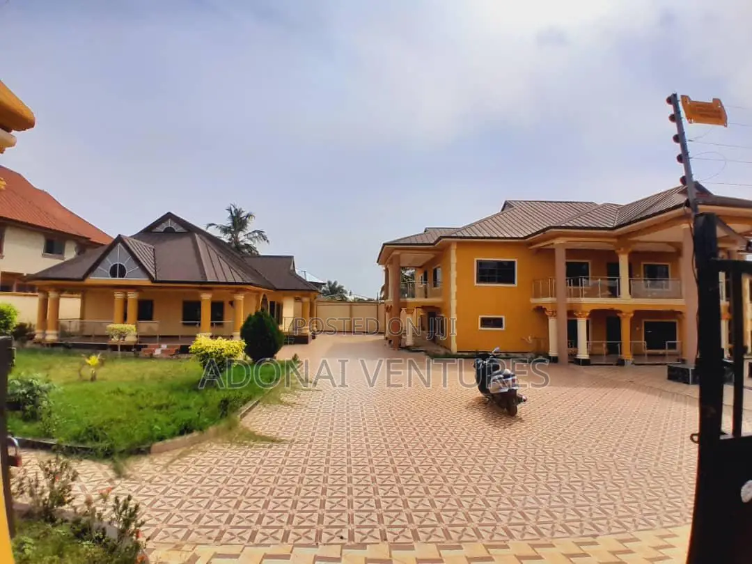 7bdrm House in Kronum Afrancho, Kumasi Metropolitan for sale