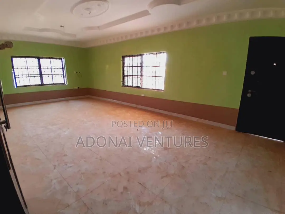 7bdrm House in Kronum Afrancho, Kumasi Metropolitan for sale