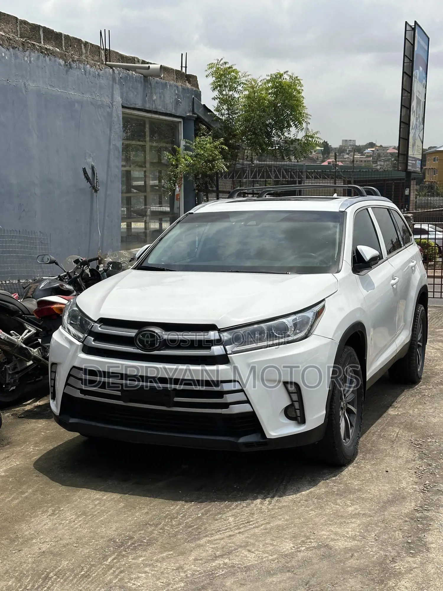 Toyota Highlander XLE 4x4 V6 (3.5L 6cyl 8A) 2018 White