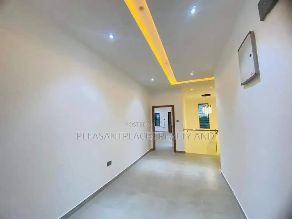 4bdrm Duplex in Pleasantplaces, Adenta for sale