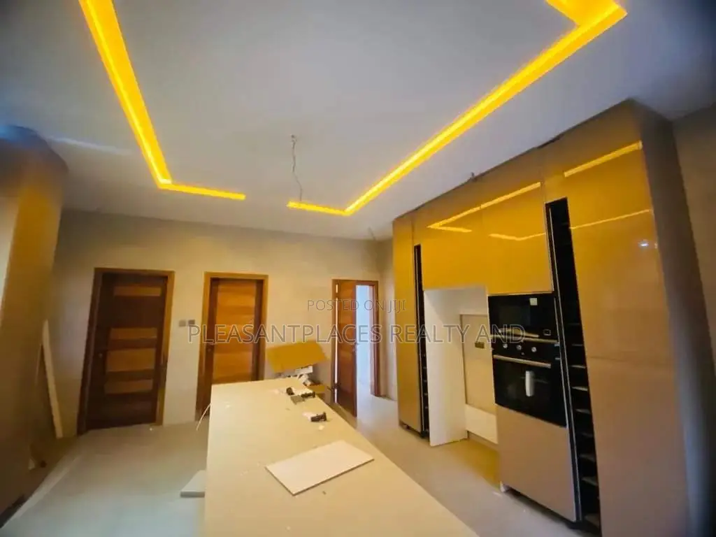4bdrm Duplex in Pleasantplaces, Adenta for sale