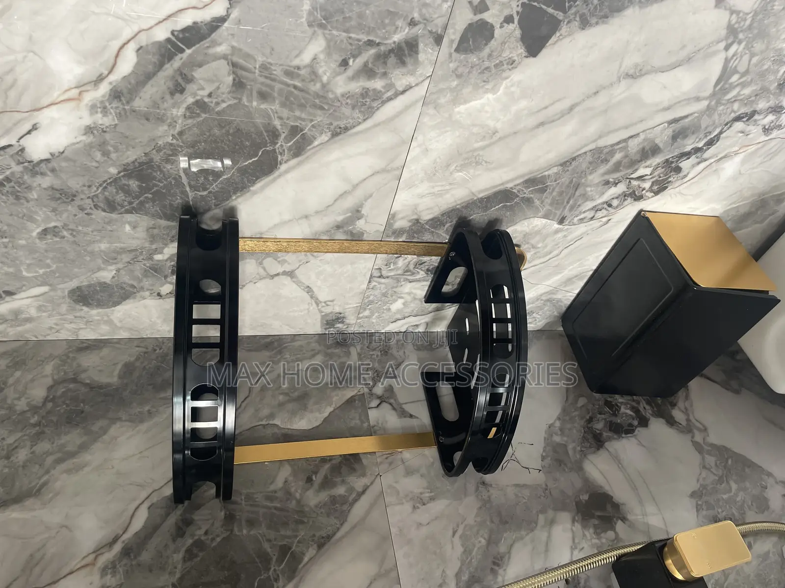 Shower With Accessories