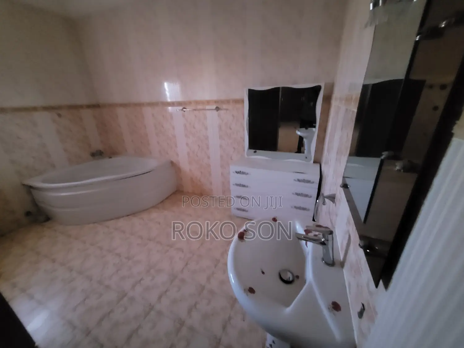 8bdrm Mansion in Dr Roko, Airport Residential Area for sale