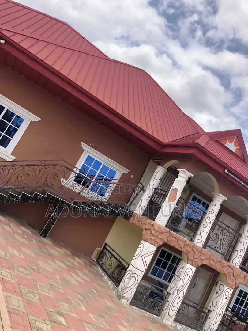 8bdrm House in Atimatim, Kumasi Metropolitan for sale