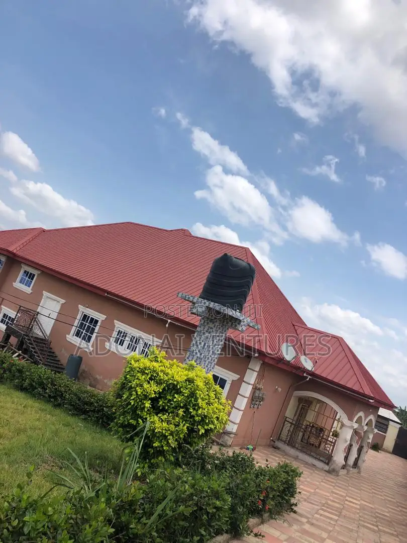8bdrm House in Atimatim, Kumasi Metropolitan for sale