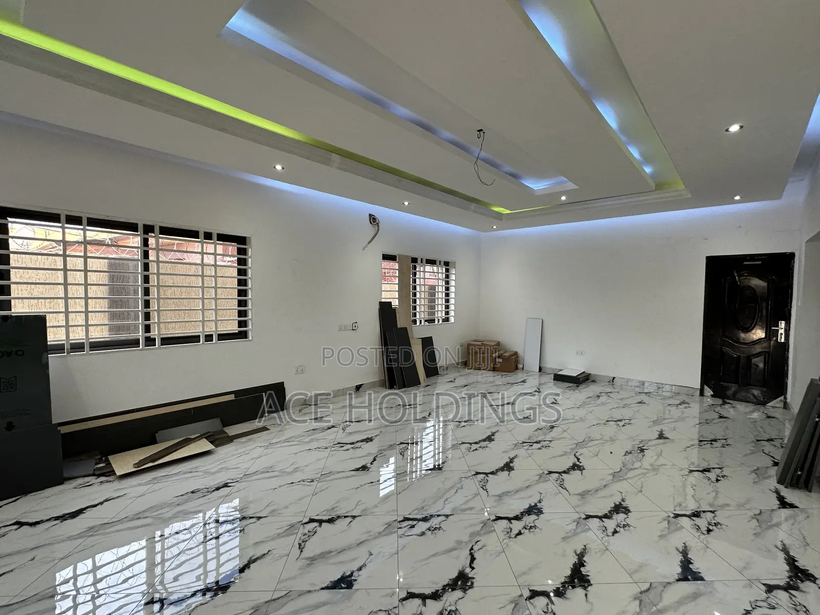 5bdrm Mansion in Lakeside for sale