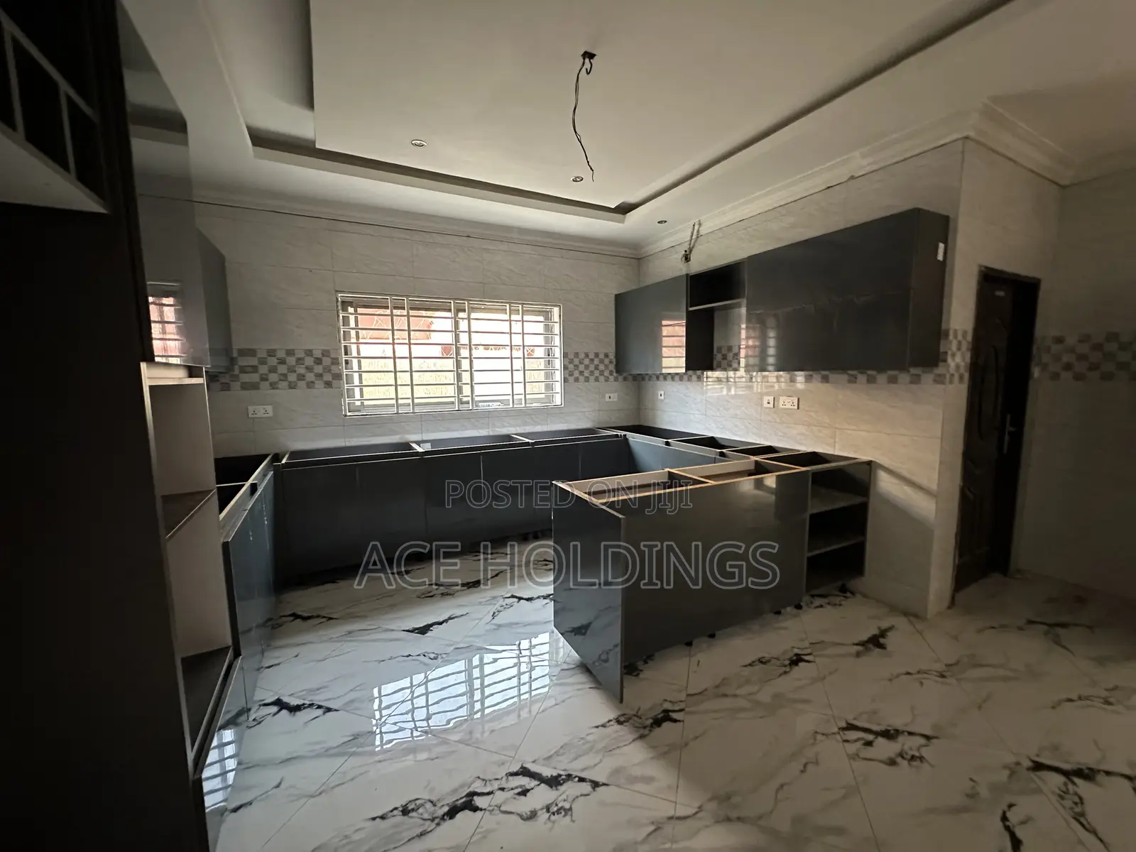 5bdrm Mansion in Lakeside for sale