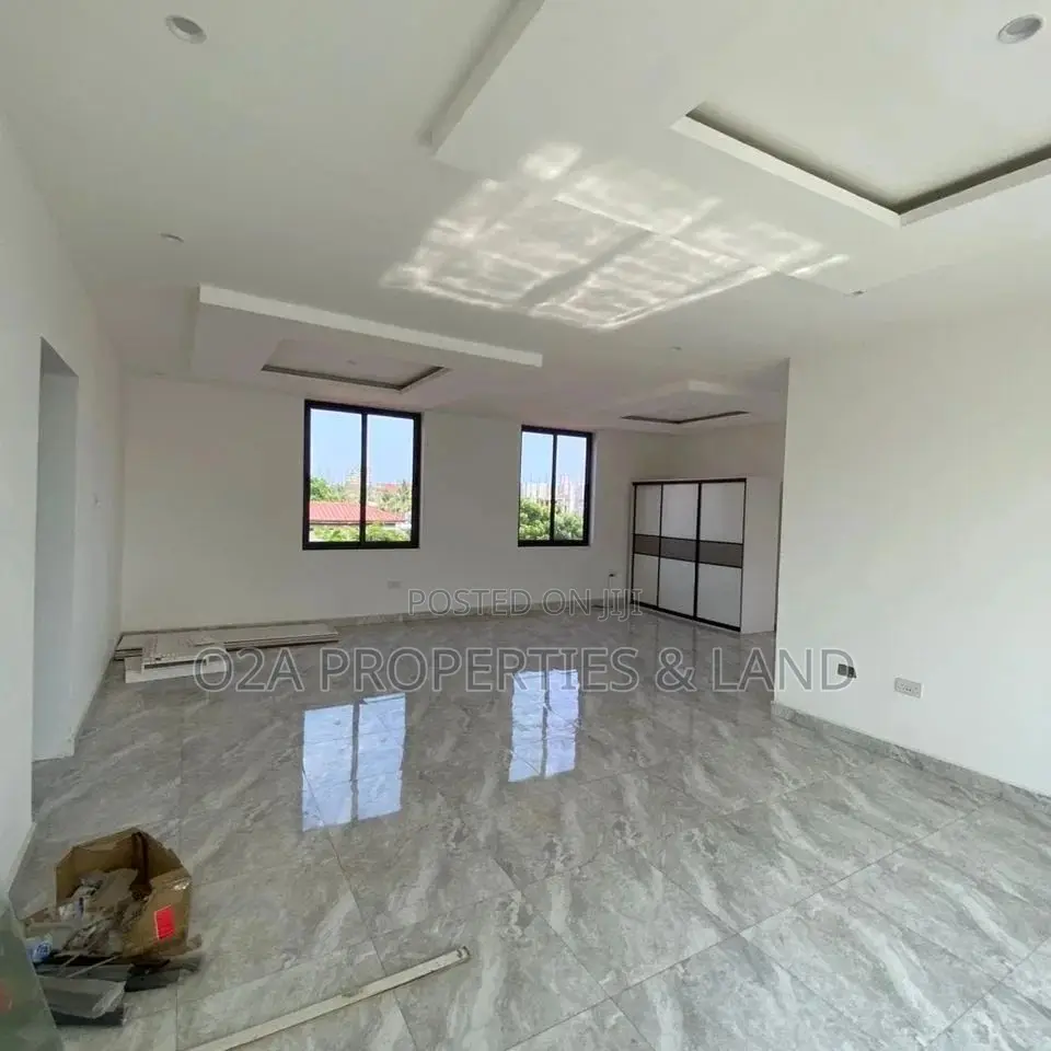 5bdrm House in East Legon, Police Station for sale