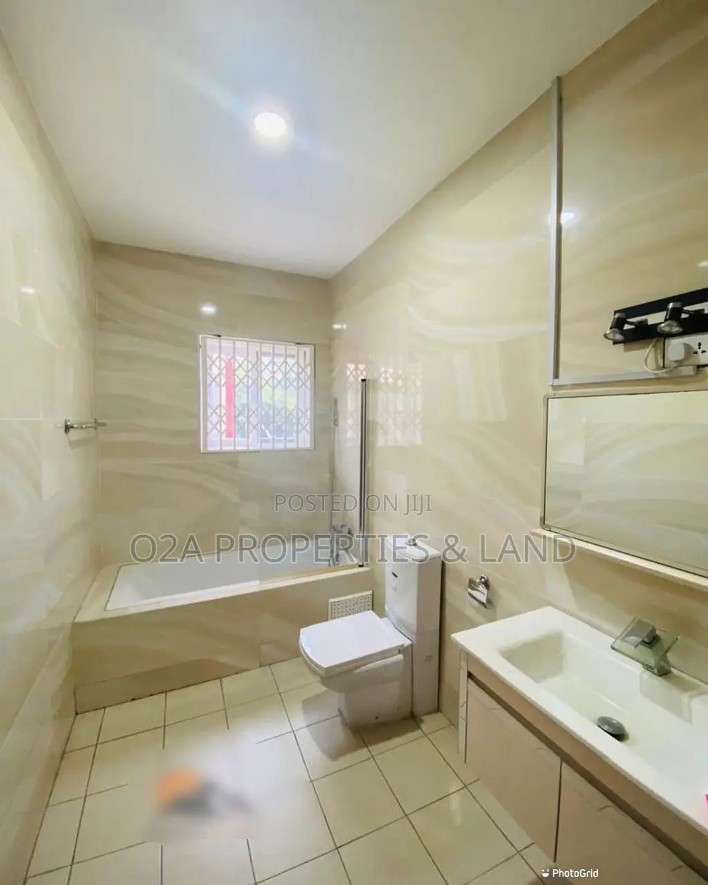 3bdrm Townhouse / Terrace in Cantonments, Acquinas for rent