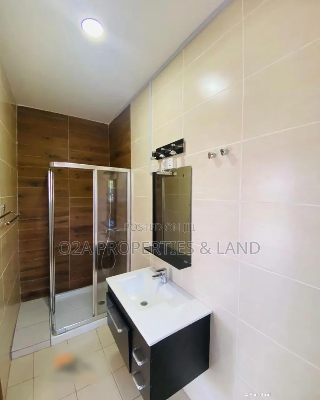 3bdrm Townhouse / Terrace in Cantonments, Acquinas for rent