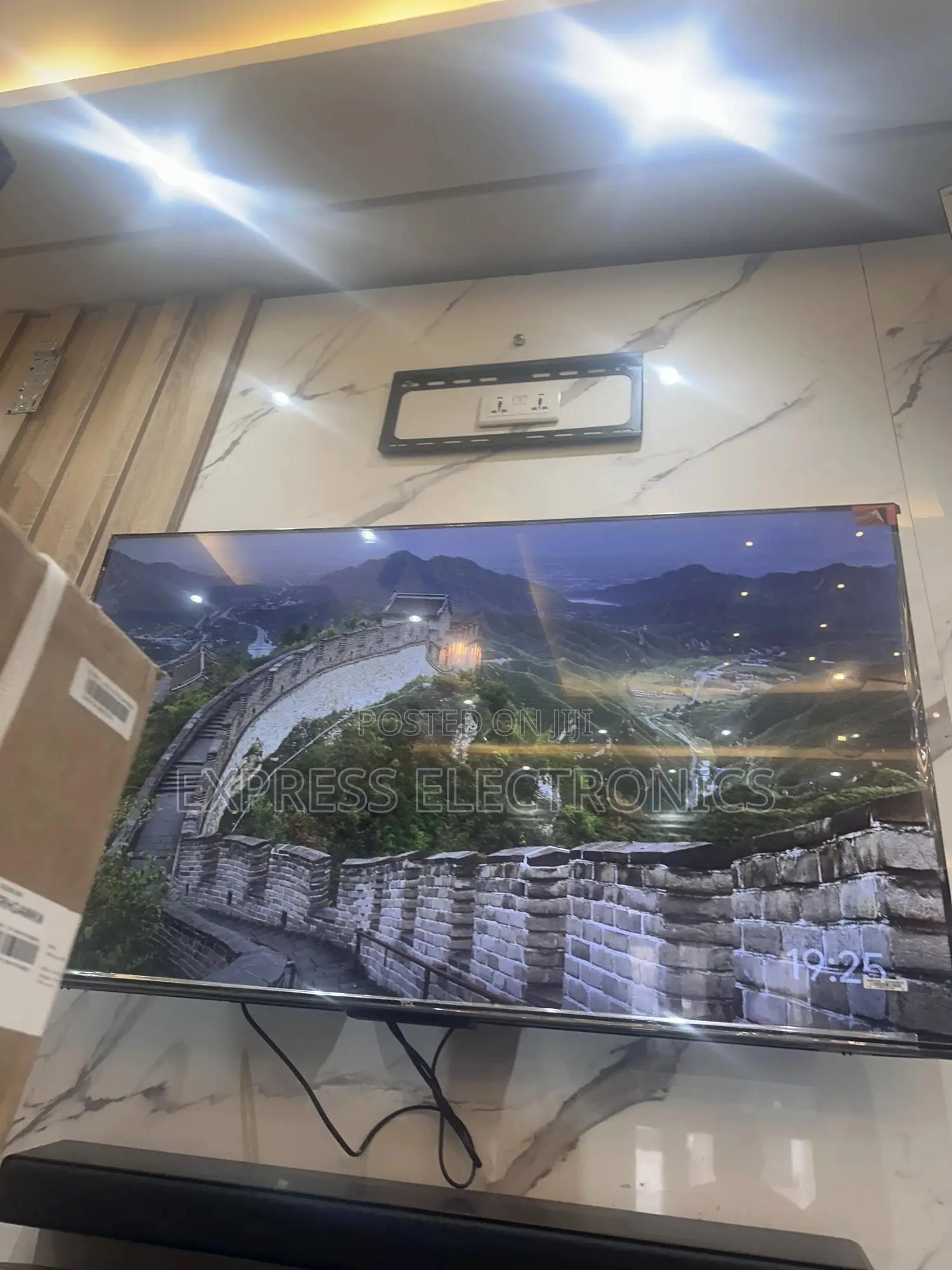 Slim Sleek Satellite TCL 43d3400