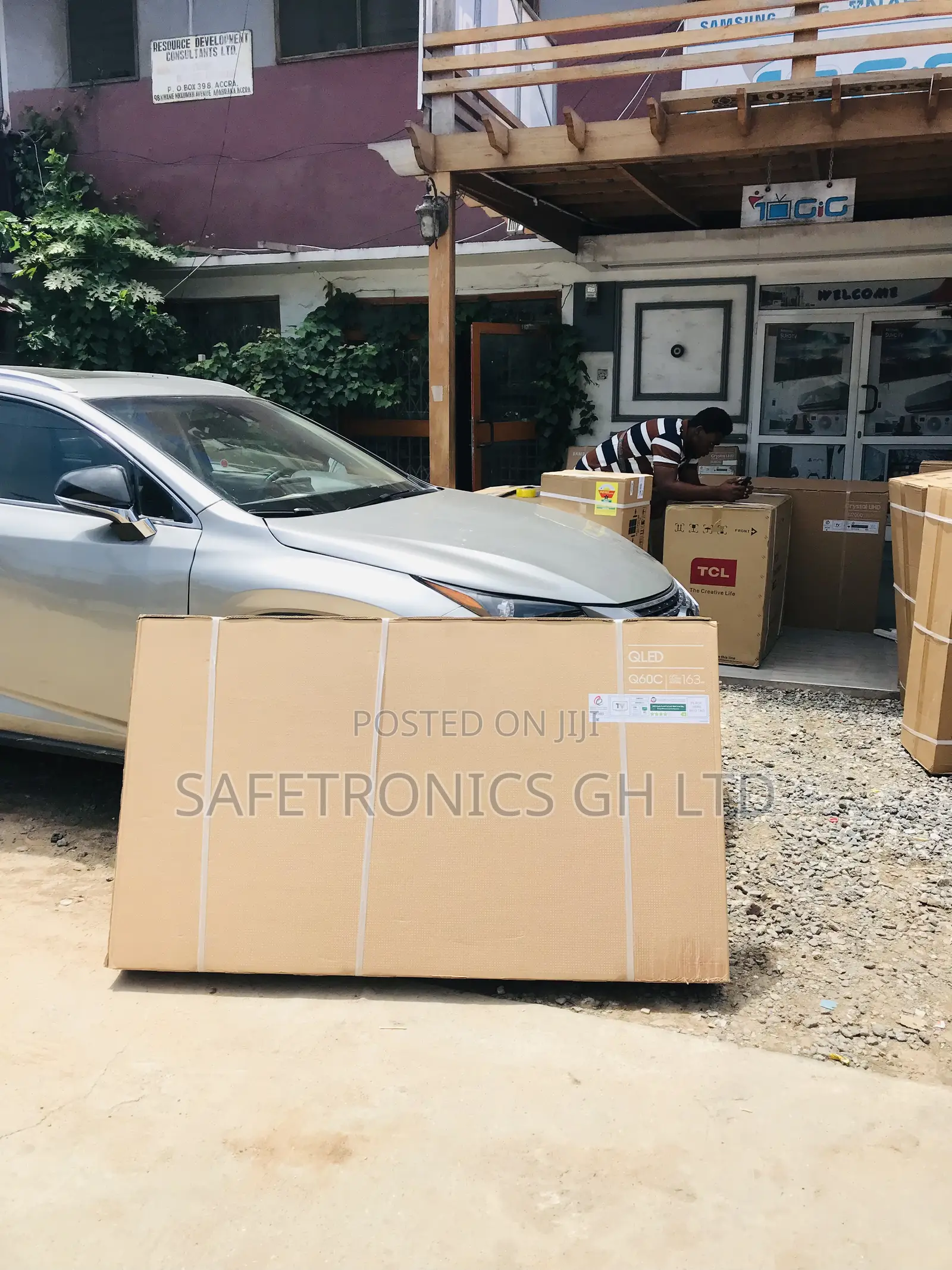 Glossy Qled Samsung Electric 65 Inches Q60C Black Tv