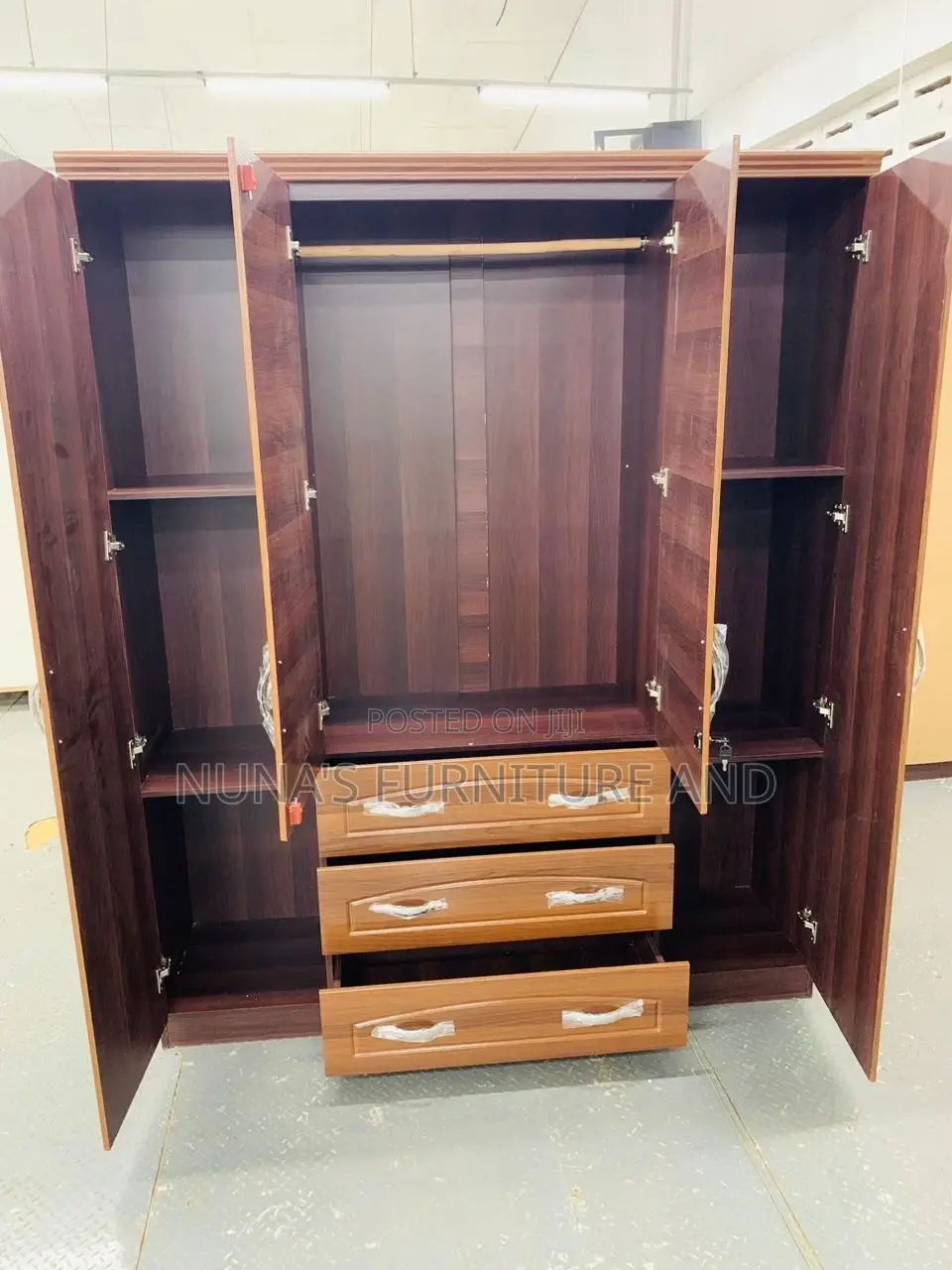 Modern 4–Door Wardrobe With Mirrors & Drawers