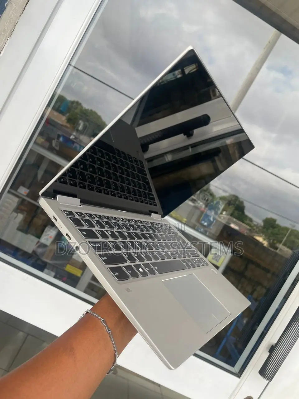 Laptop Lenovo Yoga 700 6GB Intel Core I5 SSD 256GB