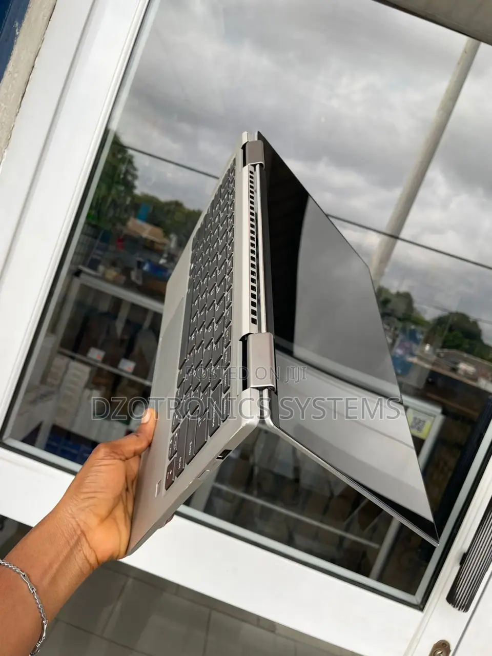 Laptop Lenovo Yoga 700 6GB Intel Core I5 SSD 256GB