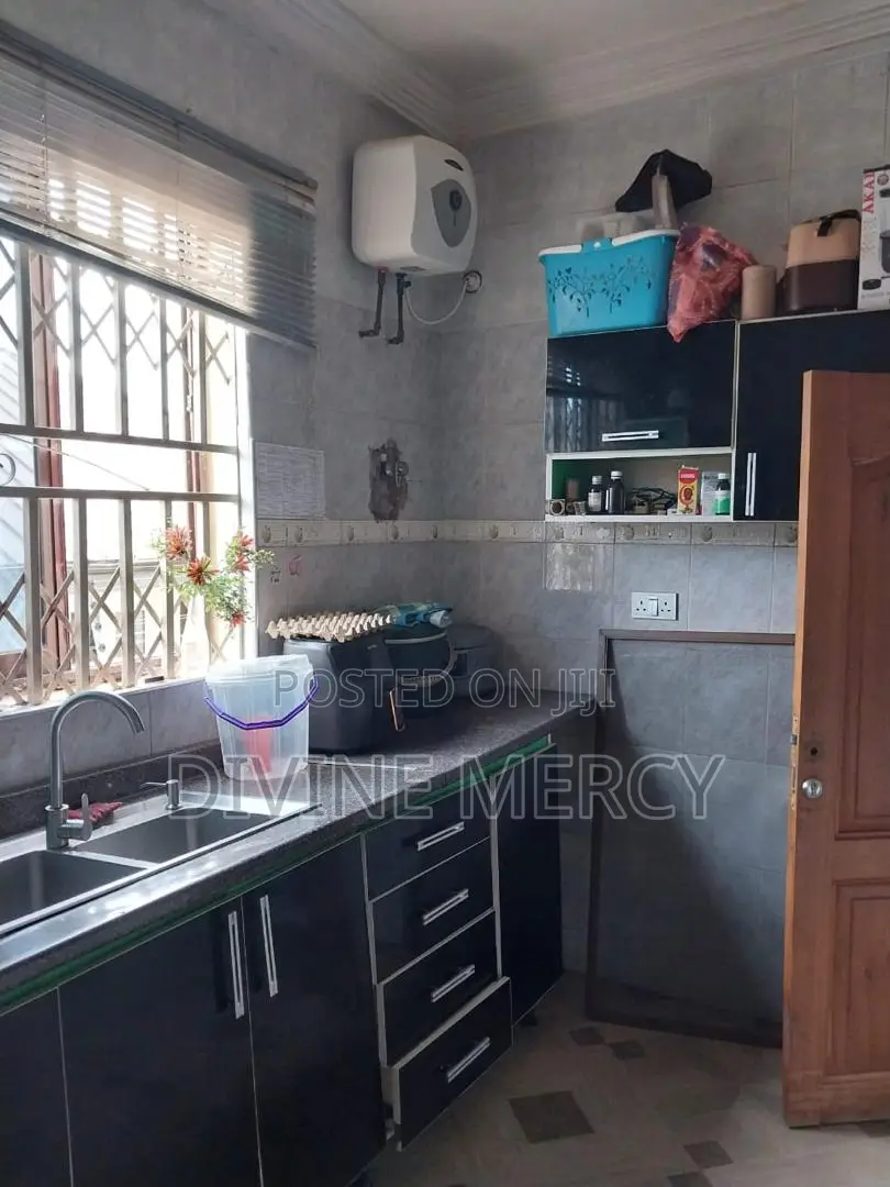 8bdrm Duplex in Acp, Awutu Senya East Municipal for sale