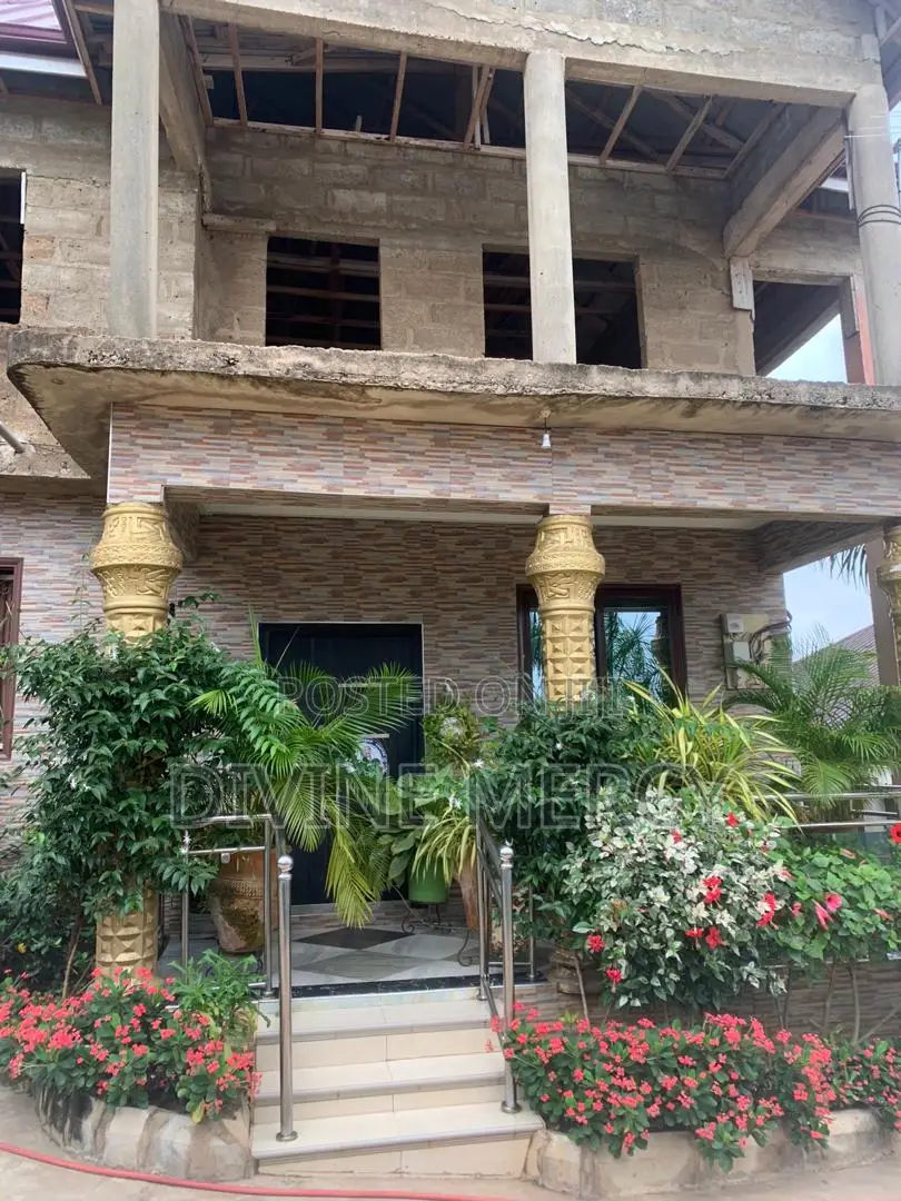 8bdrm Duplex in Acp, Awutu Senya East Municipal for sale