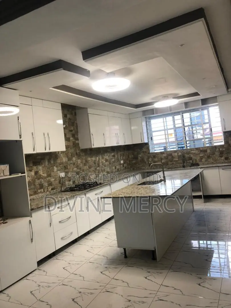 5bdrm Duplex in Amasamman, Awutu Senya East Municipal for sale