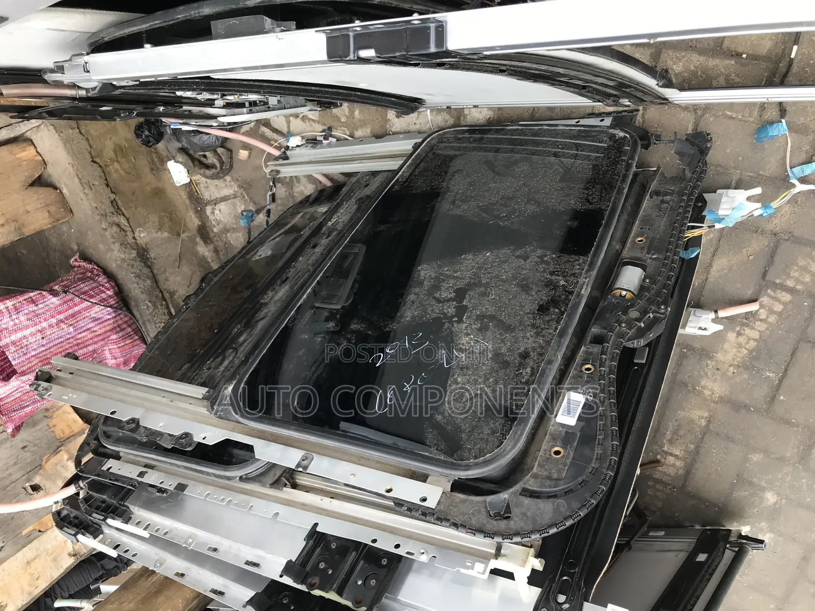 Toyota Corolla 2009 - 2014 Sunroof (Complete)