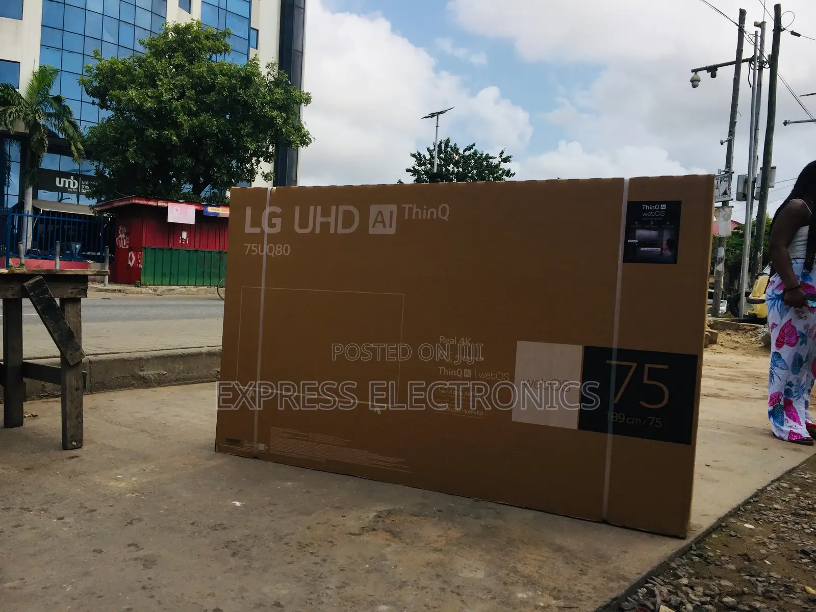 UHD Smart 75”UR8000 Glossy Screen Slim Tv.