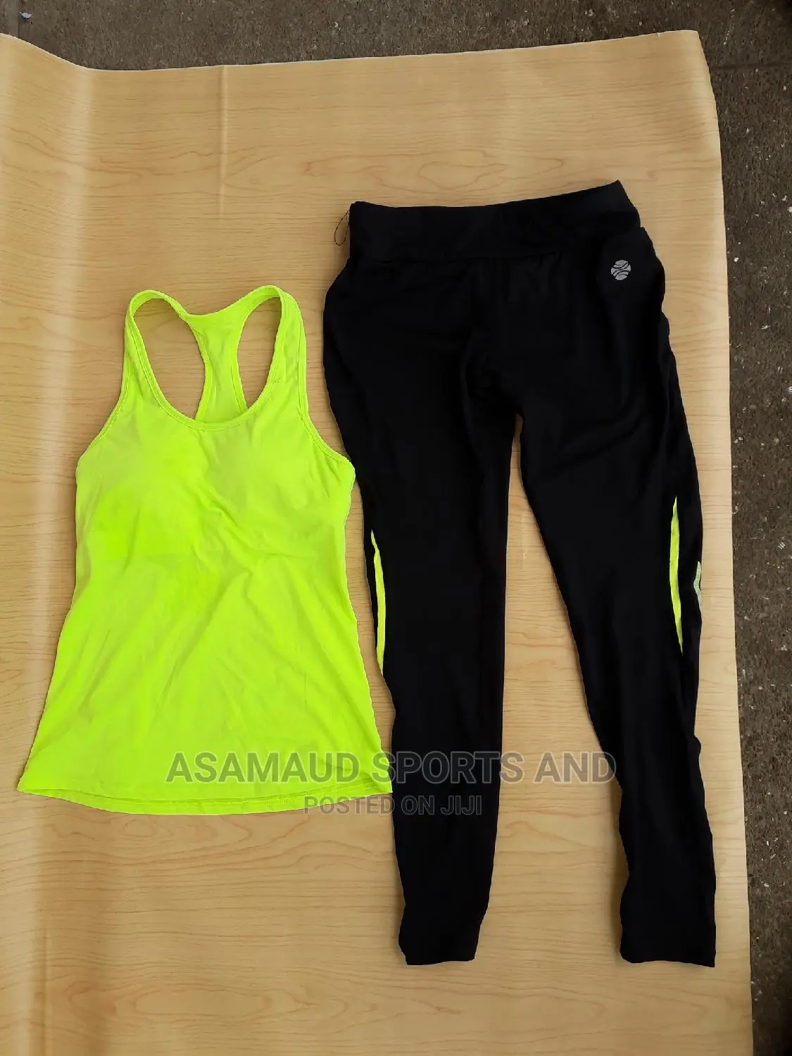 Set Of Ladies Gym Waer At Cool Price
