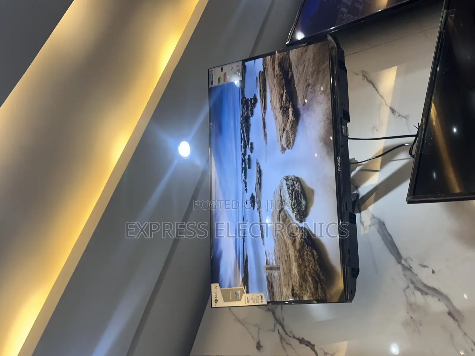 Smart Satellite Television Asano 32” FHD Television