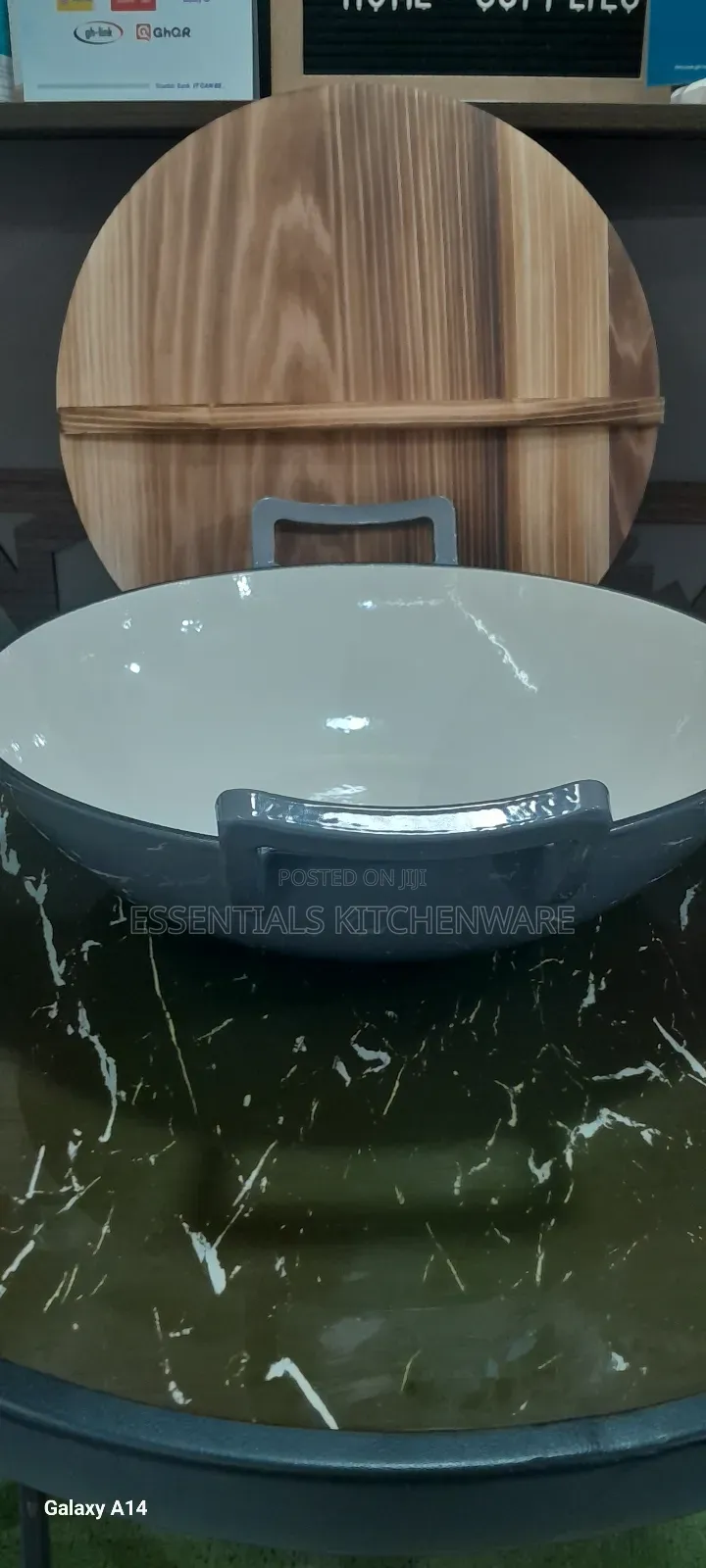 36cm Cast Iron Wok With Bamboo Lid