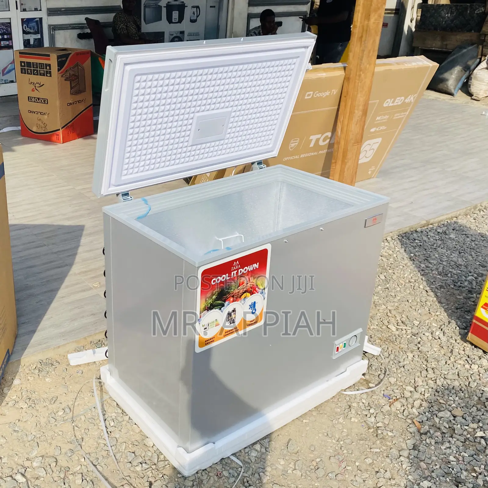 Classic Zara 300FL Singer Door Chest Freezer.