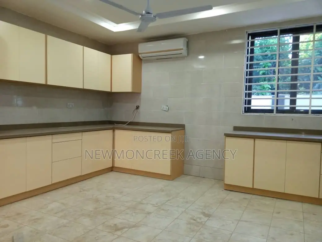 4bdrm Duplex in Adenta Ssnit Flats, Accra Metropolitan for sale