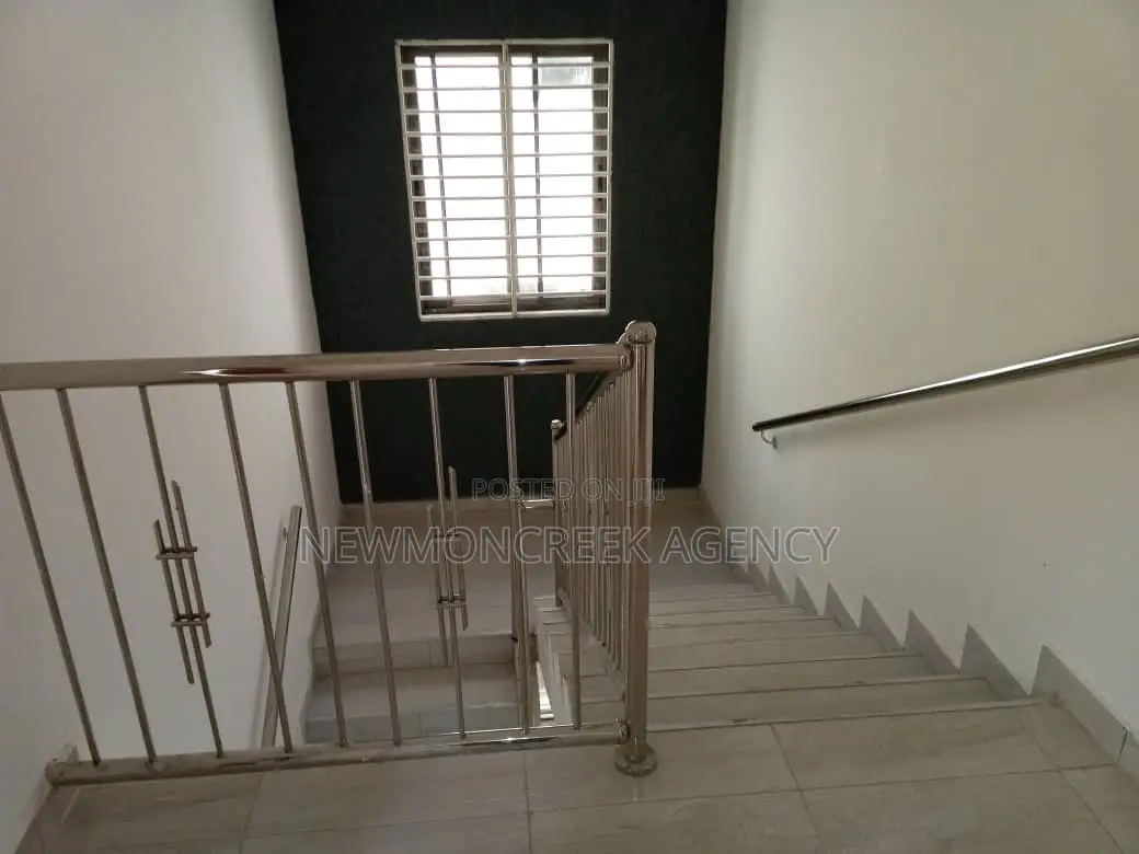 4bdrm Duplex in Adenta Ssnit Flats, Accra Metropolitan for sale