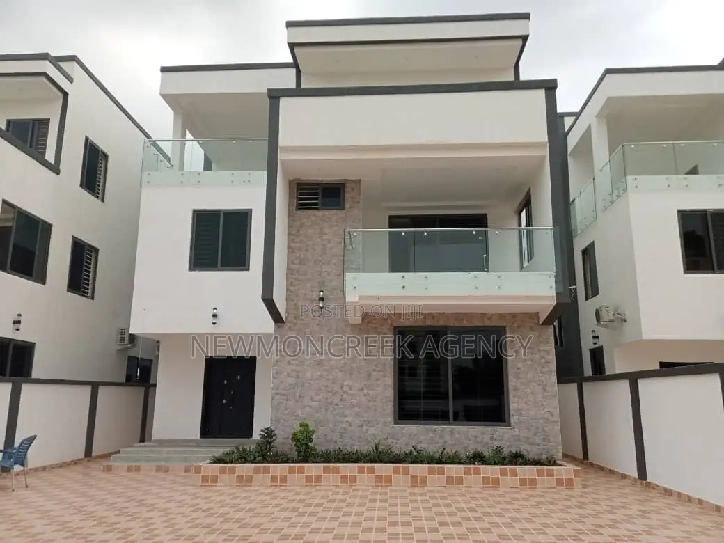 4bdrm Duplex in Adenta Ssnit Flats, Accra Metropolitan for sale