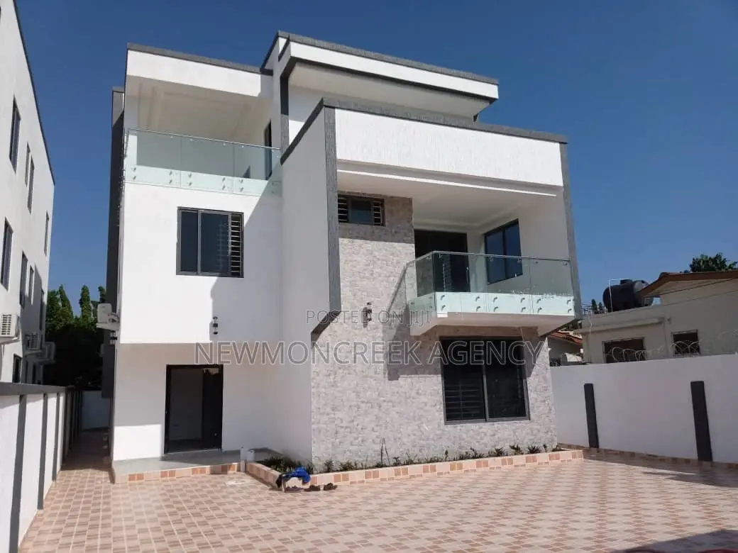 4bdrm Duplex in Adenta Ssnit Flats, Accra Metropolitan for sale