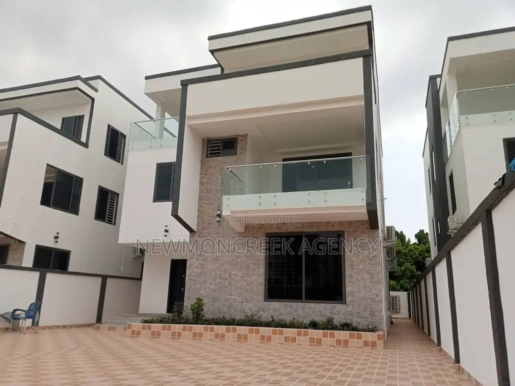 4bdrm Duplex in Adenta Ssnit Flats, Accra Metropolitan for sale