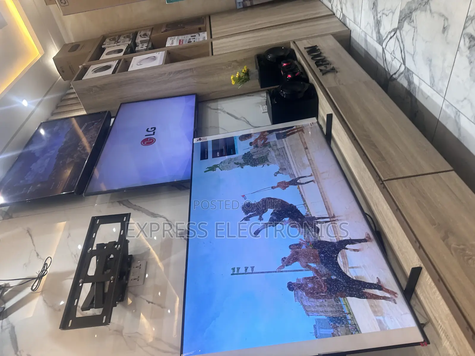 Dlim UHD Smart 85Q60B ((QLED ). Samsung.