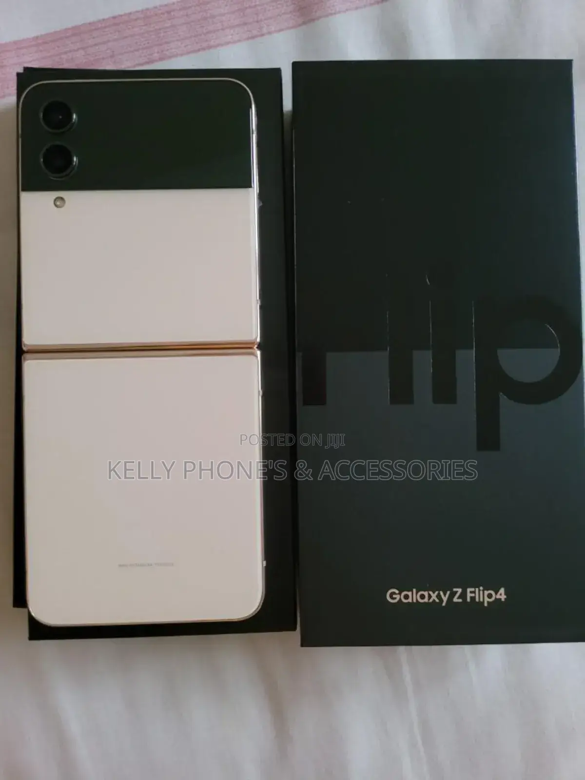 New Samsung Galaxy Z Flip4 256 GB Gold