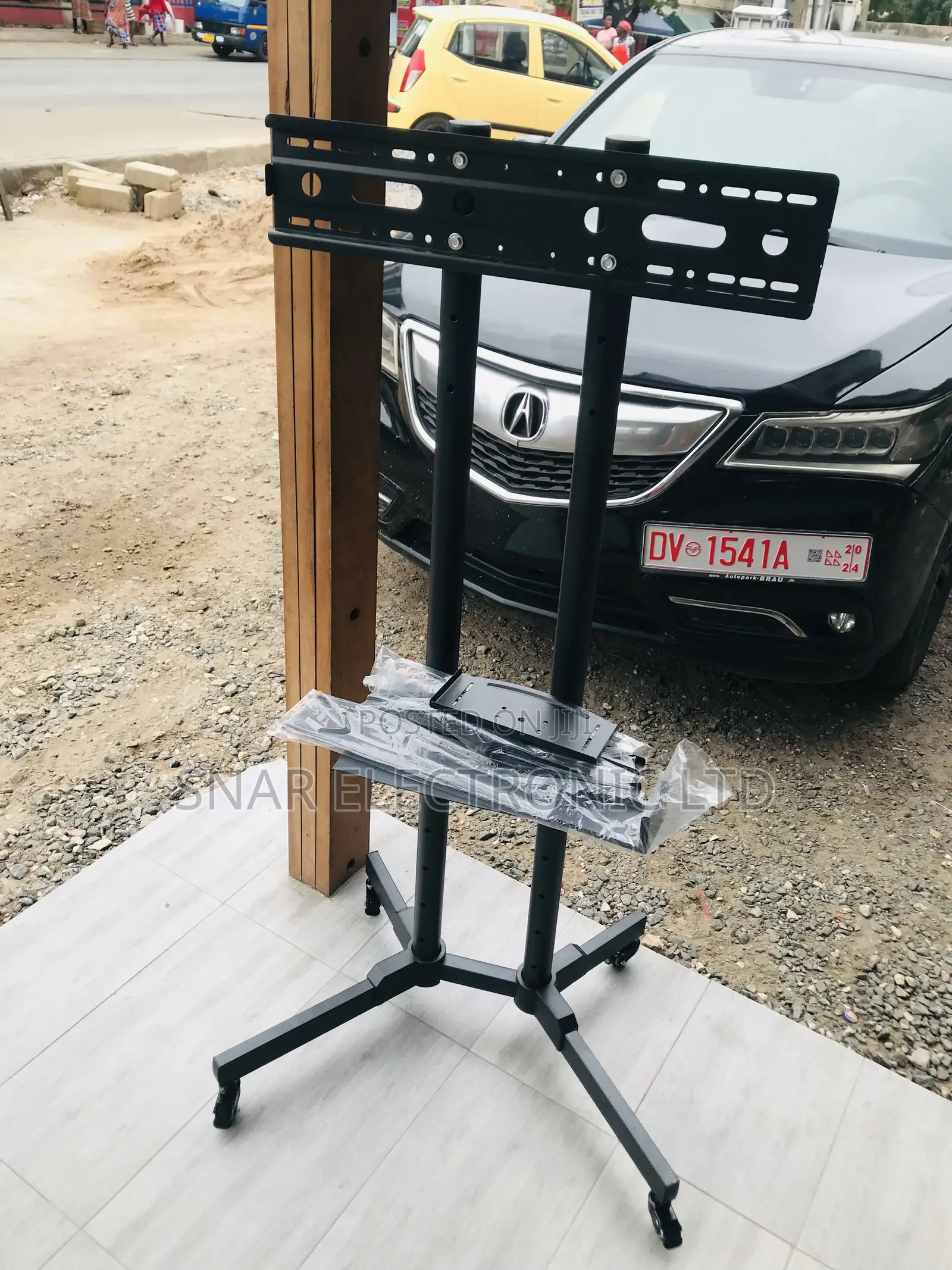 Highly Strong TV Stand With Wheels Height Adjustable 32-65