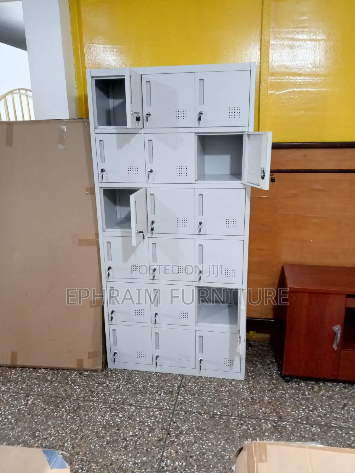 18 Doors Metal Cabinet
