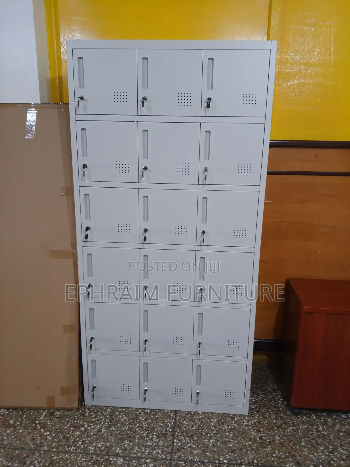 18 Doors Metal Cabinet