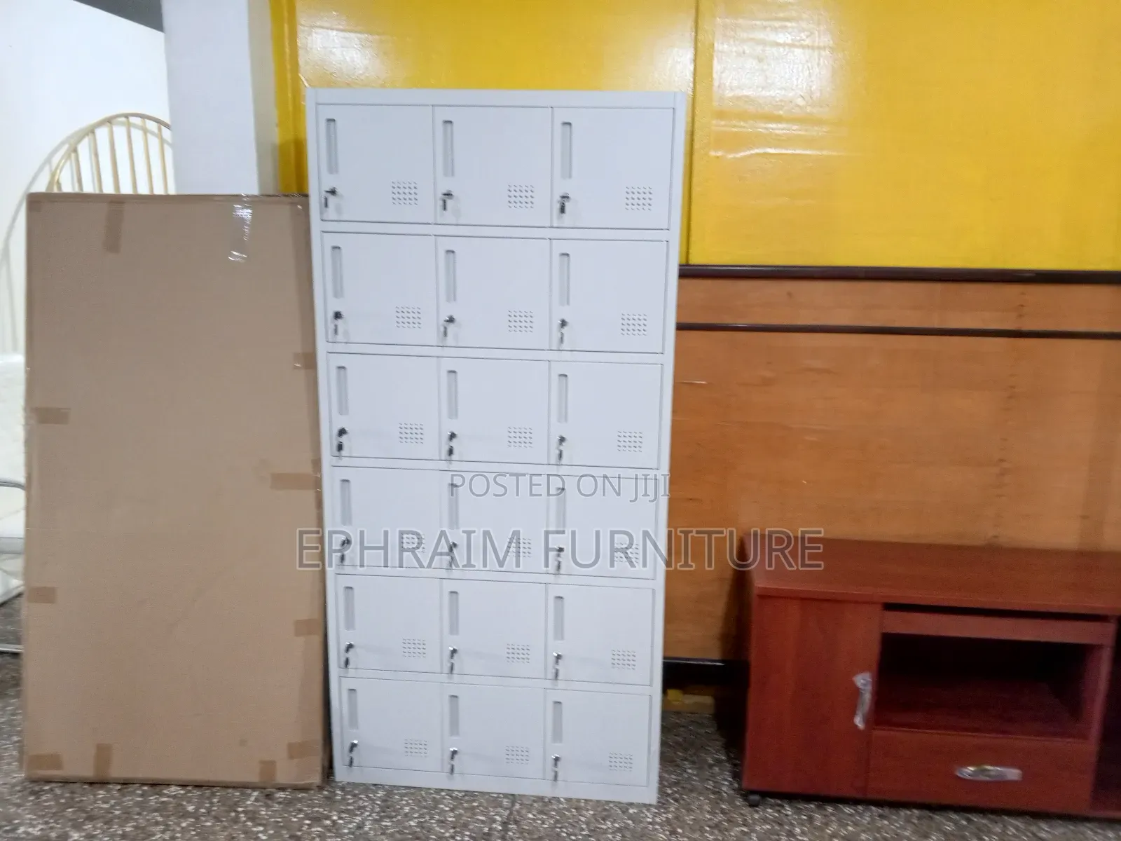18 Doors Metal Cabinet