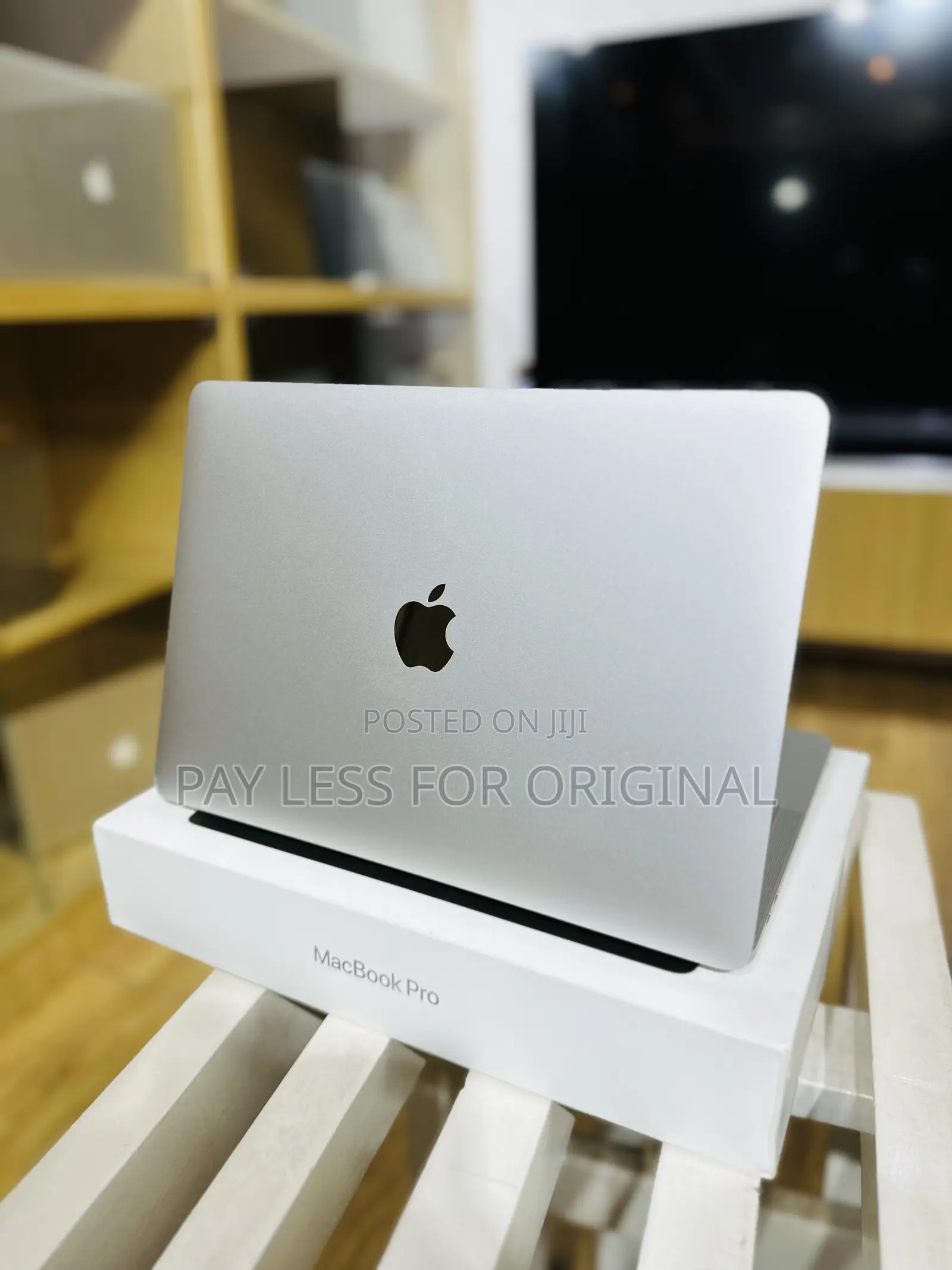 Laptop Apple MacBook Pro 2022 M2 8GB Apple M2 SSD 256GB